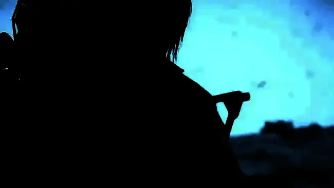 诺曼·瑞杜斯穿着动作捕捉服，手持婴儿玩偶，表情悲伤