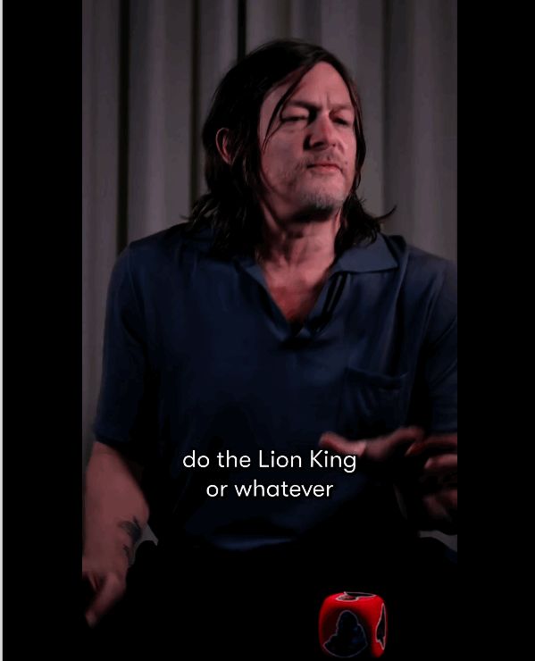 诺曼·瑞杜斯在动作捕捉室中模仿小岛秀夫的神情，众人忍俊不禁