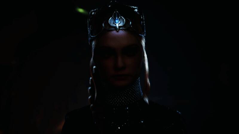 游戏中主角身着华丽服饰，手持长剑，背景为古典宫廷风格场景