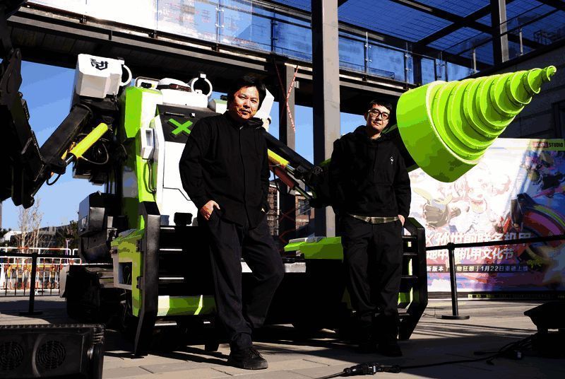 秦时明月白虎机关兽机甲模型细节精致，吸引大量粉丝围观