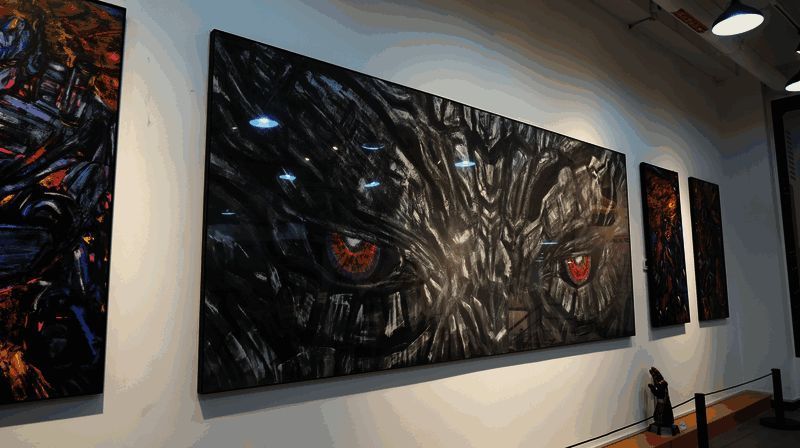 孙世前mini工作室展示机甲设计手稿与原型模型