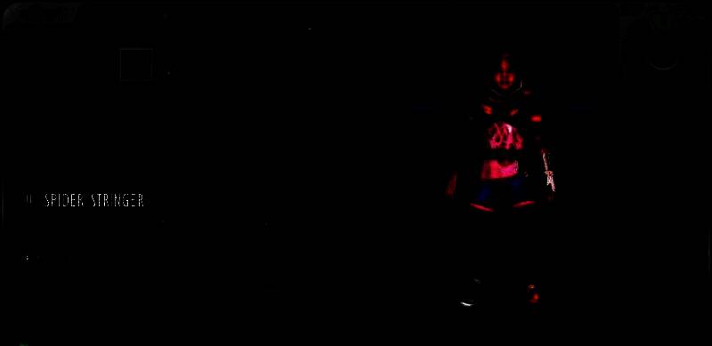 一名玩家操控着圆蛛虫车，释放出蛛网攻击前方的巨型蟑螂