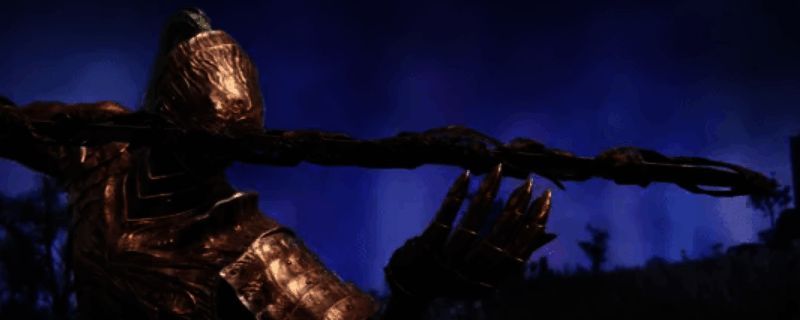 艾尔登法环黑夜君临中执行者手持太刀迎战敌人，背景为黑暗风格战场场景