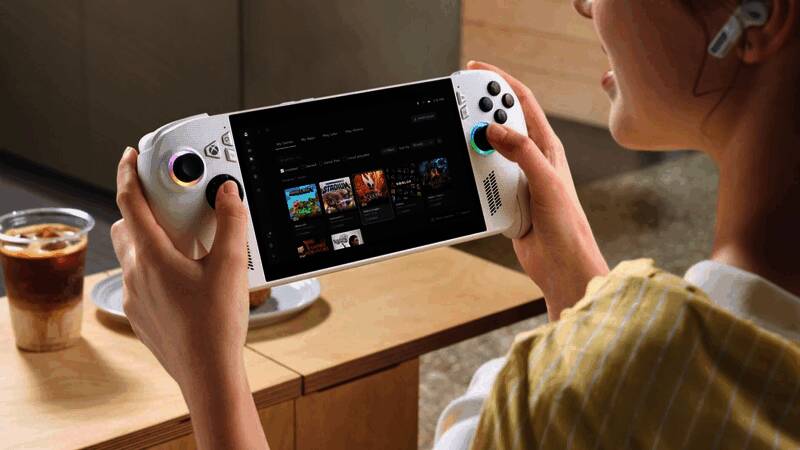 Xbox Ally掌机正面展示图，屏幕清晰可见