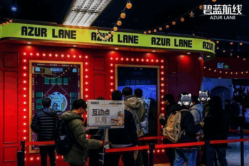 指挥官在成都站快闪活动现场排队领取集章卡，背景可见圣诞装饰元素