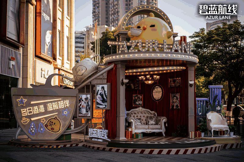 厦门站《碧蓝航线》快闪展区内部场景，欧式家具与角色立牌错落有致