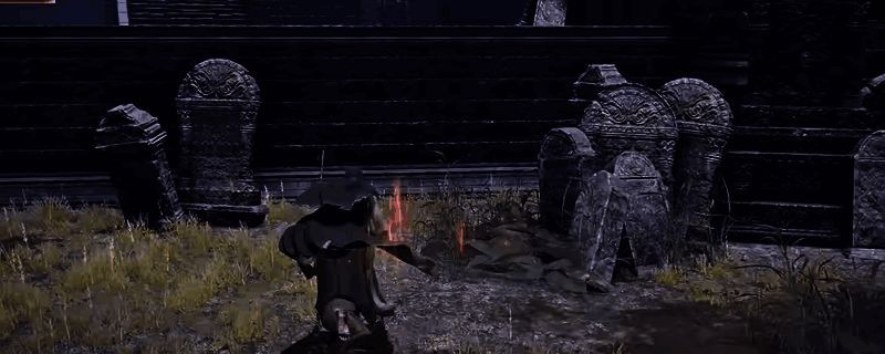 艾尔登法环黑夜君临隐城战斗场景，角色与山妖激烈对抗，背景为古老城堡