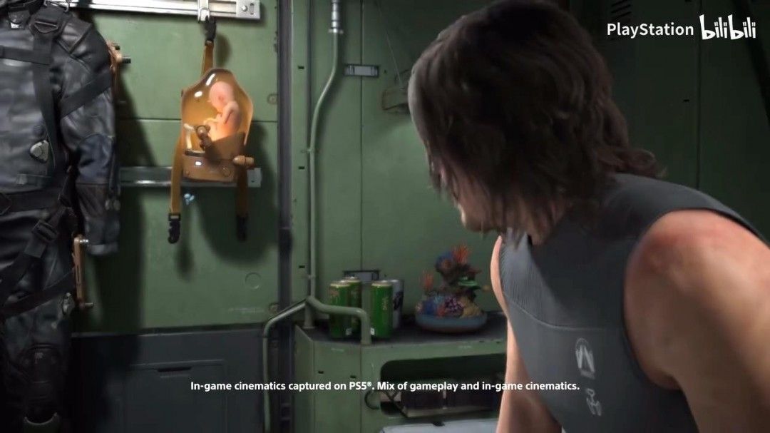 《死亡搁浅2》主角山姆穿越废墟场景，背景呈现诡异蓝色天空