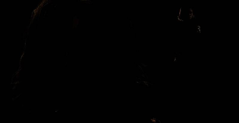 格蕾丝在黑暗走廊中小心翼翼前行，神情紧张