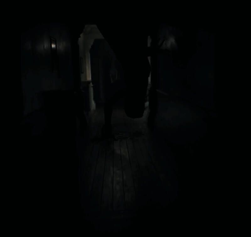 神秘怪物在昏暗走廊中缓缓逼近，阴影投射极具压迫感