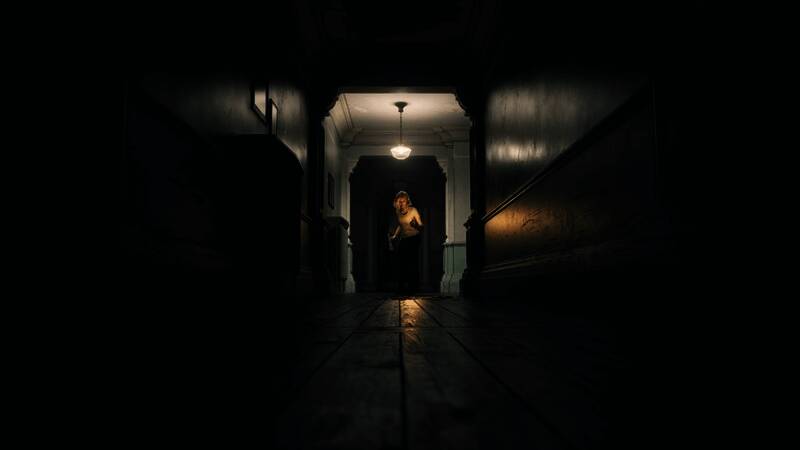 昏暗灯光下墙壁上的血迹与影子交织，营造出极致恐怖氛围