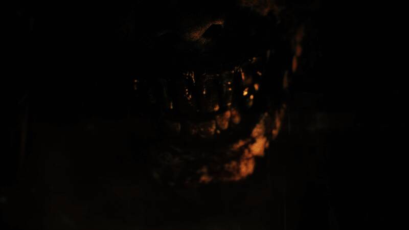 废弃房间中散落着破碎的家具与血迹，气氛压抑