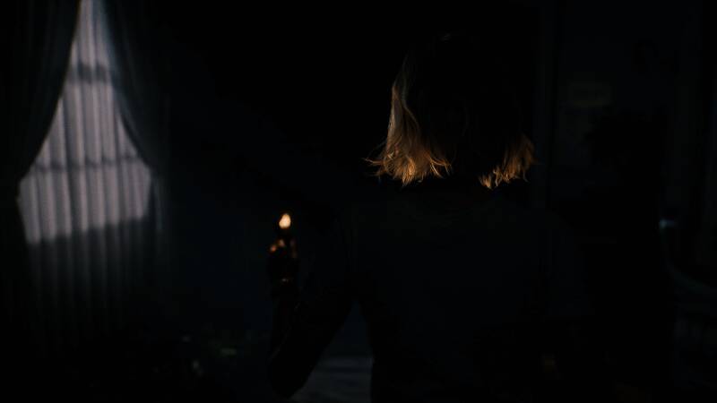 主角躲在门后观察外面动静，门外怪物正在缓慢巡逻