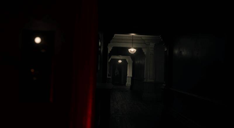 格蕾丝在镜子前照出自己身后隐藏的威胁，镜中怪物清晰可见