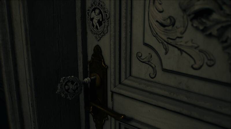 格蕾丝手持手电筒在黑暗中前进，光线照出墙上爬行的怪异痕迹