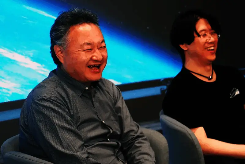 吉田修平在采访中认真聆听提问