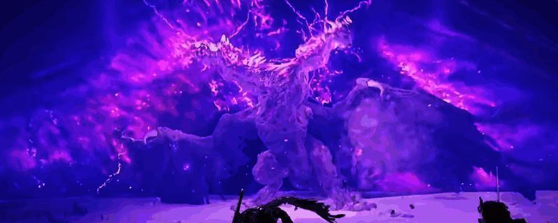 游戏中角色在神秘场景中探索，周围有微光闪烁的古老物品