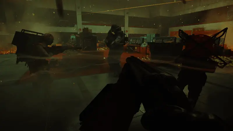 游戏内角色手持武器，面对异化物‘订书机’展开激烈对抗