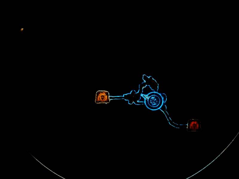 追踪者任务地下室入口，昏暗通道中隐约可见神秘光影