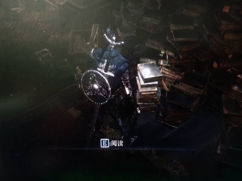 追踪者结局触发画面，角色站在神秘尸体前准备触碰