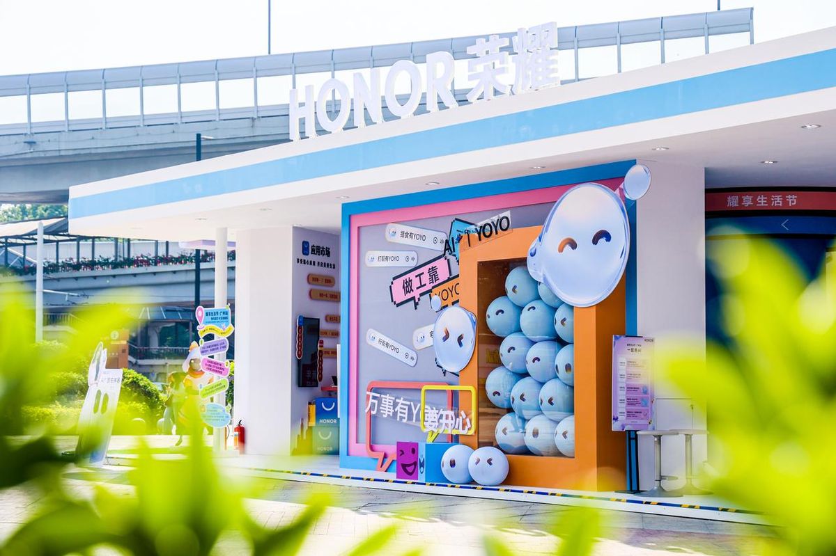 荣耀媒体沟通会现场图，嘉宾正在演讲