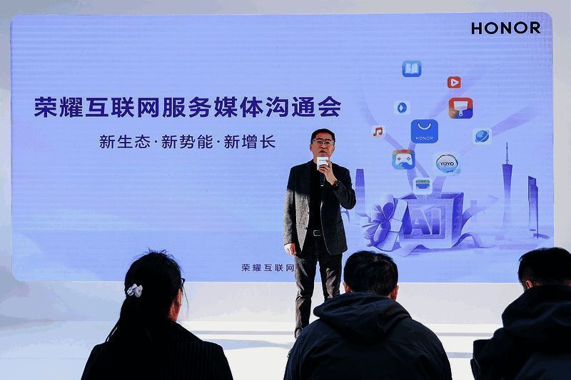 荣耀展台全景图，展示AI应用场景