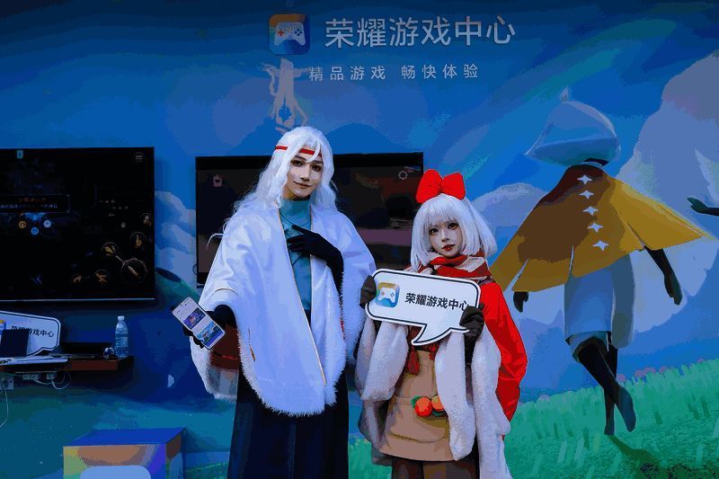 荣耀主题与艺术生合作展区，展示创意作品