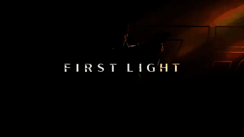 《007：曙光》游戏画面，青年詹姆斯·邦德身着特工装备，神情专注地潜行于昏暗走廊中