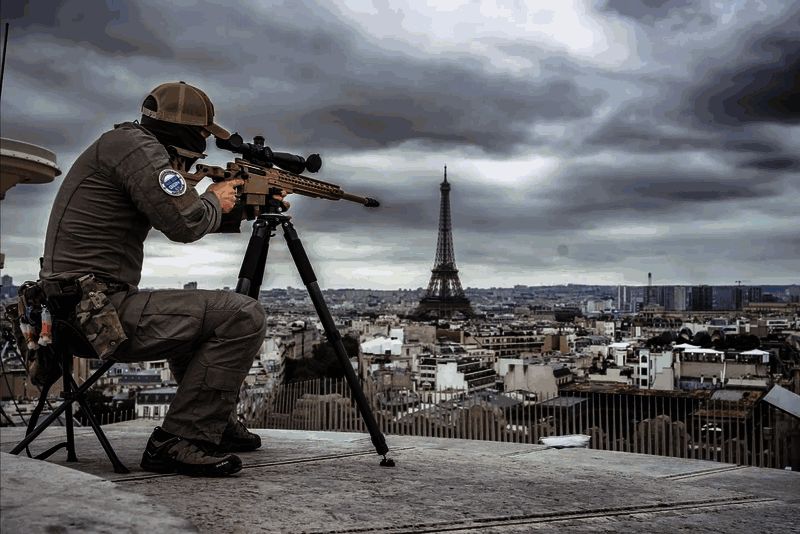 AXMC狙击步枪在实战部署中的场景，装备测距仪与高倍率瞄具