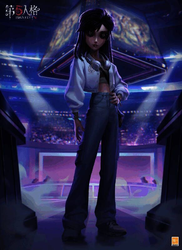 古董商-OPH.QI时装展示，身穿绿色T恤、蓝色休闲裤，佩戴耳机与人偶配饰