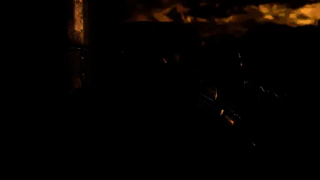 《战争机器：重装上阵》游戏封面艺术图，展现经典角色与新型机械战斗单位的激烈对抗