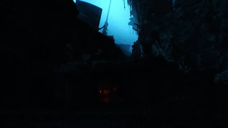 古代实验室场景，墙上显示异常能量波动