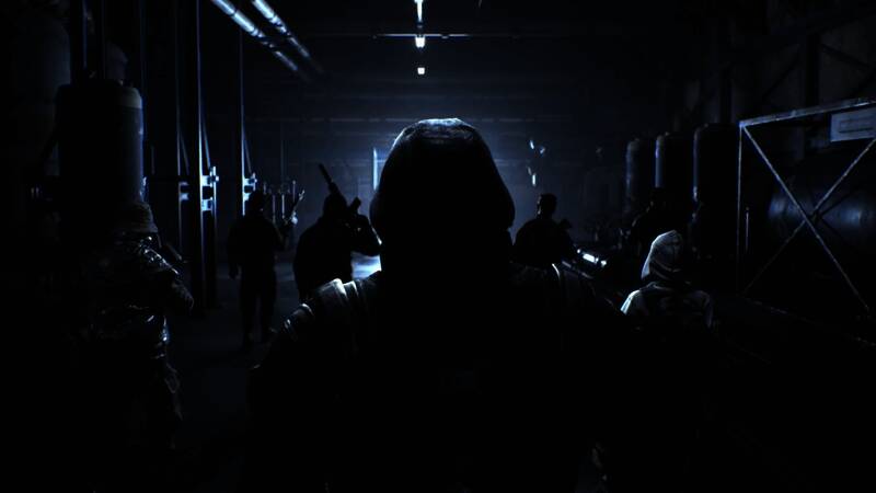 GAVI在舞台背后换装，眼神中透露出不安与坚定