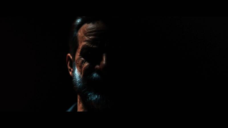 近未来科技装备展示，角色身着高科技护甲