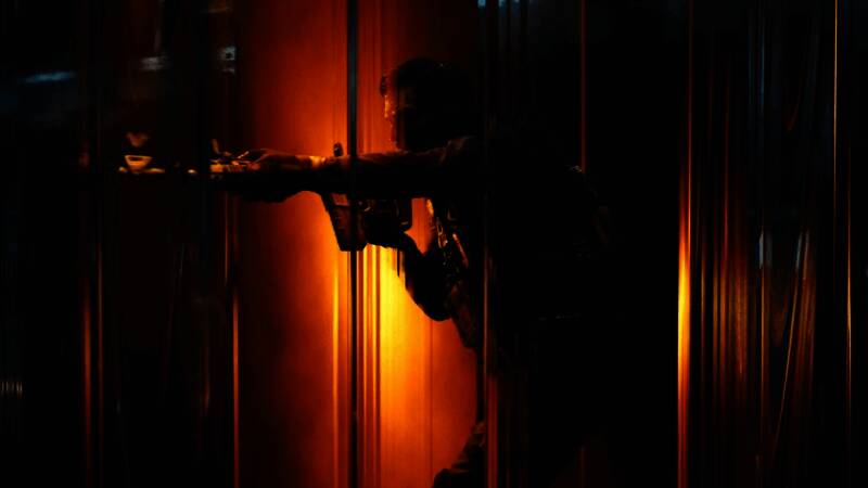 城市巷战场景，烟雾弹与枪火交织