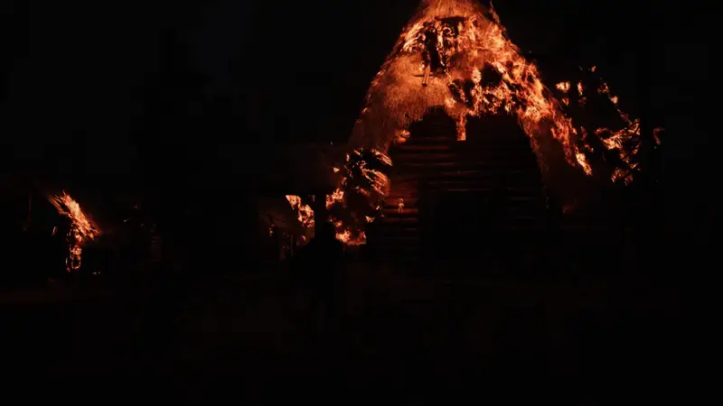 黄昏下的城市街道，建筑破败不堪，透露出末世般的荒凉感