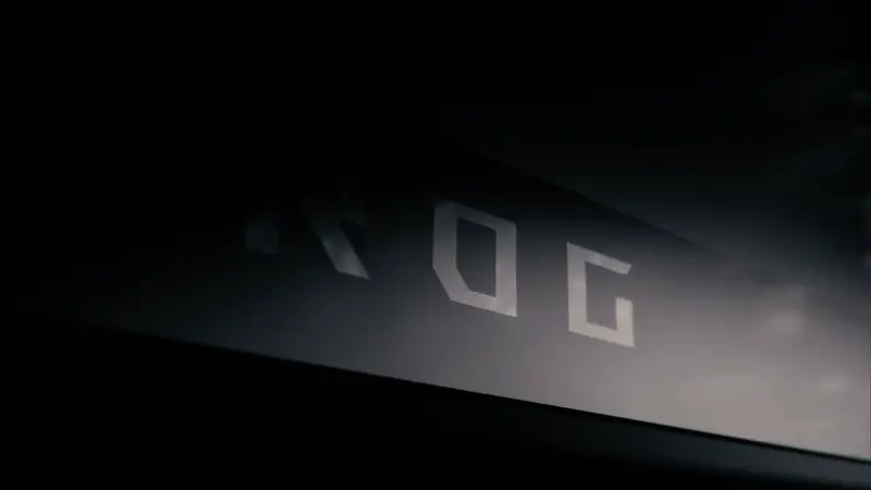 掌机操作界面演示图，显示正在运行多个平台的游戏应用