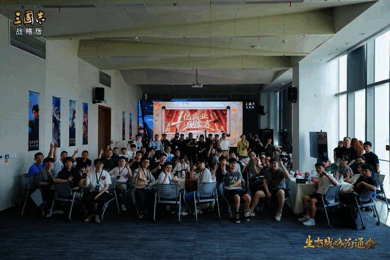 全体嘉宾合影留念，共同见证战略升级时刻