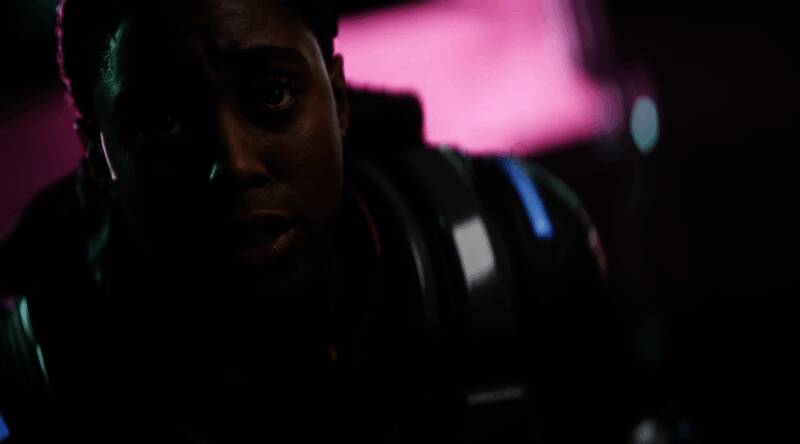 《指令8020》游戏场景截图，太空飞船内部阴暗走廊中隐约可见外星生物轮廓，整体氛围紧张压抑