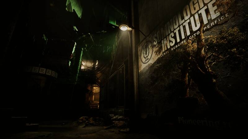 主角在昏暗街道上警觉前行，远处有模糊的阴影轮廓