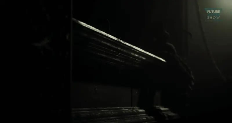 角色在昏暗森林中穿行，周围布满诡异图腾和残破祭坛