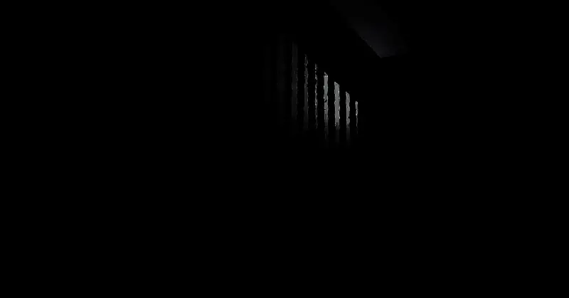 主角面对一群身穿黑袍的神秘人物，背景是巨大的石像与火焰祭坛