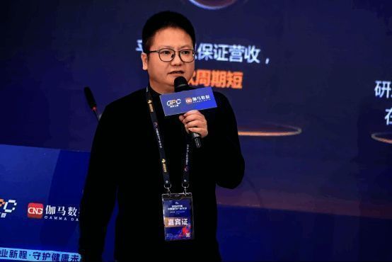 王绍珏发表演讲，身后屏幕展示SNK经典游戏角色