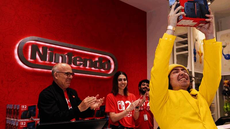 任天堂Switch 2主机展示图，白色机身搭配彩色Joy-Con手柄，整体风格简洁现代