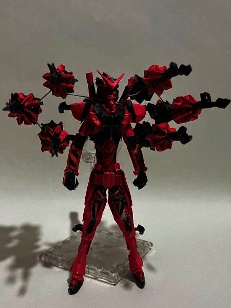 折纸高达背部特写，组件拼接精巧