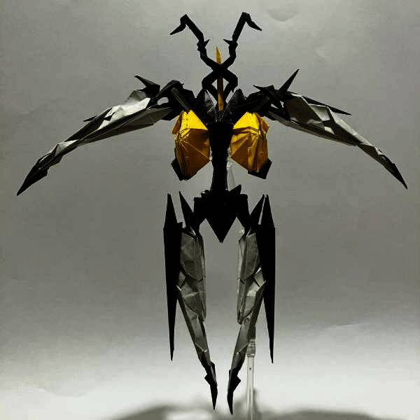 折纸高达武器部分展示，构造复杂且协调