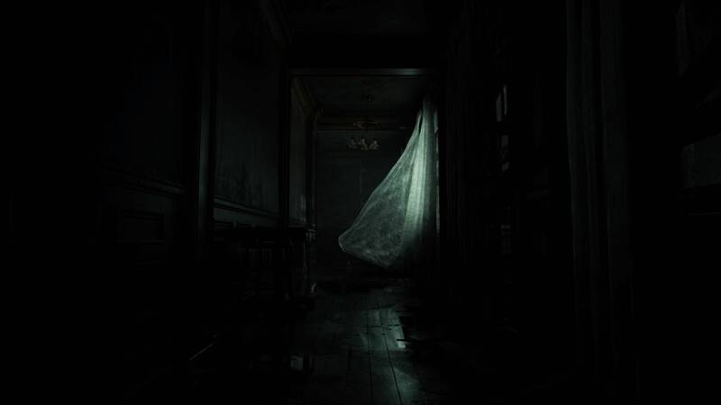 主角手持武器穿越废弃医院走廊，血迹斑斑，气氛压抑