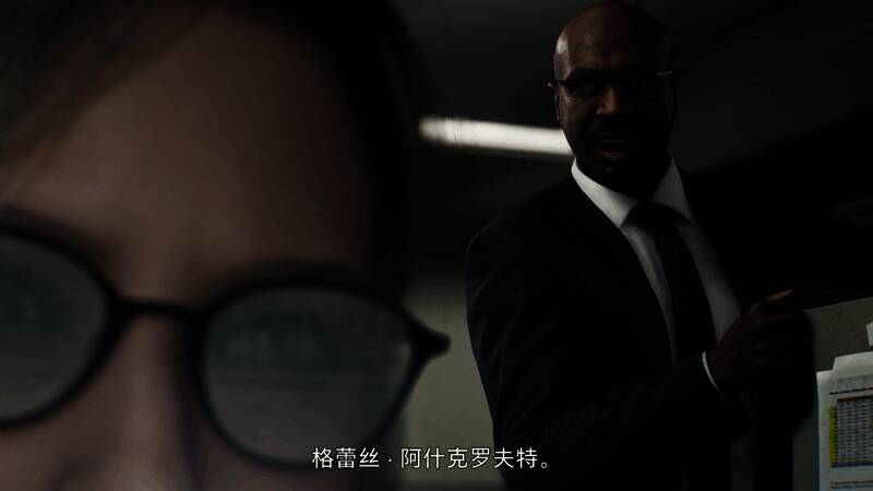 格蕾丝身穿FBI制服，手持武器，在昏暗走廊中警觉前行