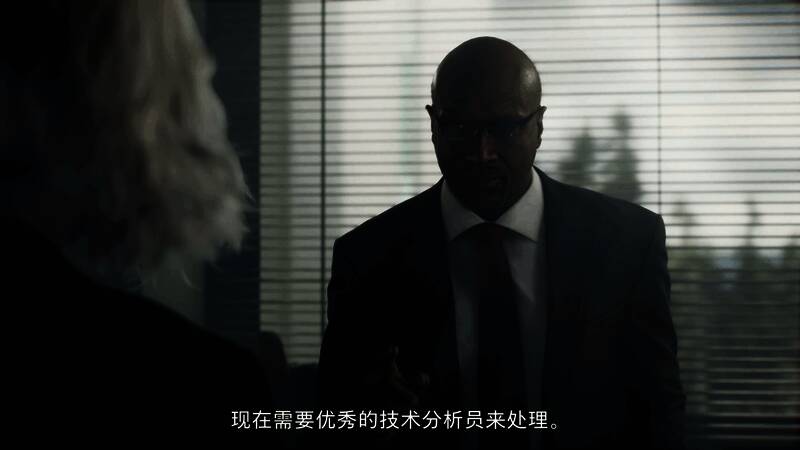 鹪木旅馆内部场景阴森恐怖，墙壁斑驳，光线微弱，气氛压抑