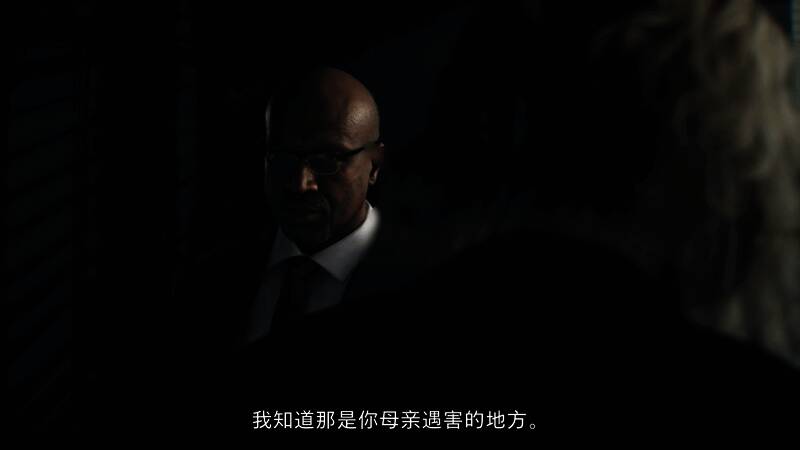 格蕾丝在旅馆大厅中发现一具倒地的尸体，表情震惊